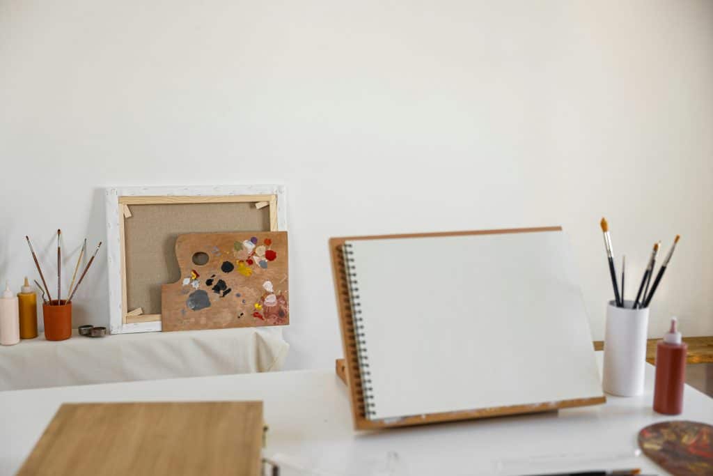 Adscripción de medios personales y materiales